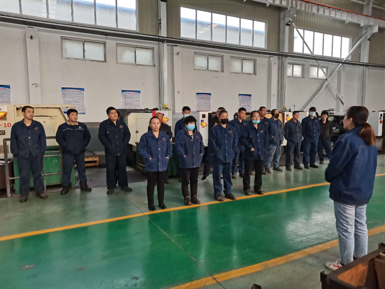 公司召開(kāi)2022年安全生產(chǎn)工作會(huì)議-03月11日上午，公司召開(kāi)2022年安全生產(chǎn)工作會(huì)議，總結(jié)2021年安全生產(chǎn)工作，部署2022年安全生產(chǎn)重點(diǎn)任務(wù)。公司各級(jí)領(lǐng)導(dǎo)班子、各部室及負(fù)責(zé)人、安全總監(jiān)及安全員等參加會(huì)議,會(huì)議由公司經(jīng)理張世立主持。 會(huì)上，公司安全總監(jiān)袁振水作《2022年安全生產(chǎn)工作報(bào)告》?？偨Y(jié)了2021年的安全管理總體工作，分析了2022年安全管理所面臨的形勢(shì)，提出了公司2022年安全生產(chǎn)工作總體思路和重點(diǎn)工作。從十個(gè)方面進(jìn)行了工作部署◆ 持續(xù)提升安全生產(chǎn)思想認(rèn)識(shí)，進(jìn)一步樹(shù)牢安全發(fā)展理念?！?突出主體責(zé)任落實(shí)，抓好三年行...